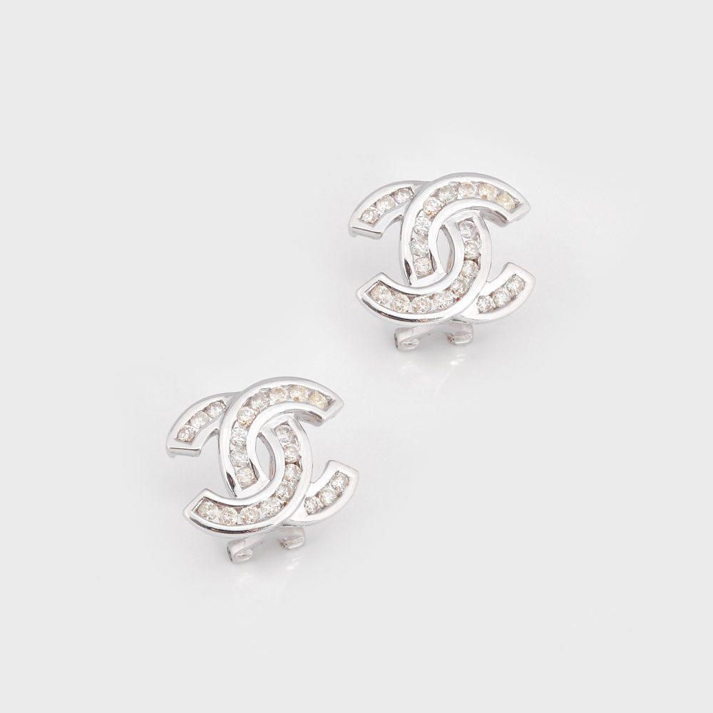 Interesantă pereche de cercei din aur alb, decoraţi cu diamante