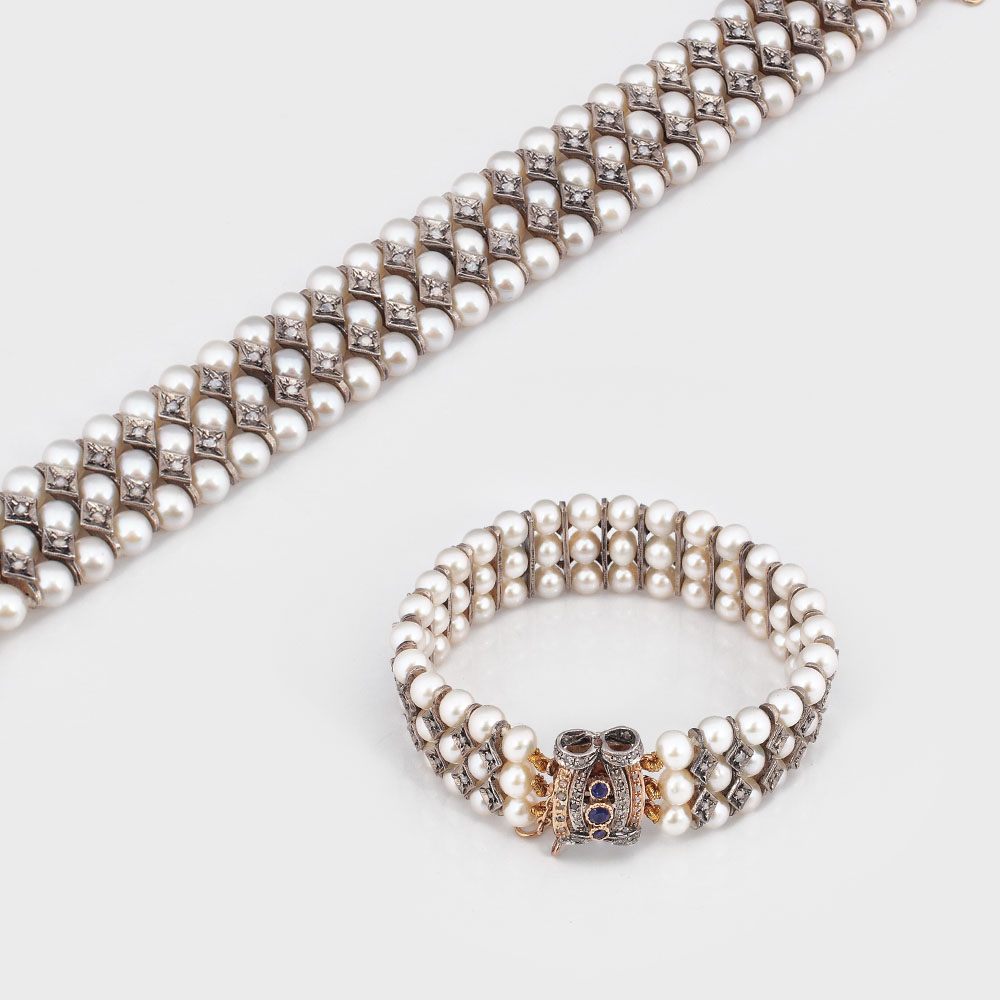 Elegantă brăţară din perle, aur şi argint, decorată cu diamante şi safire