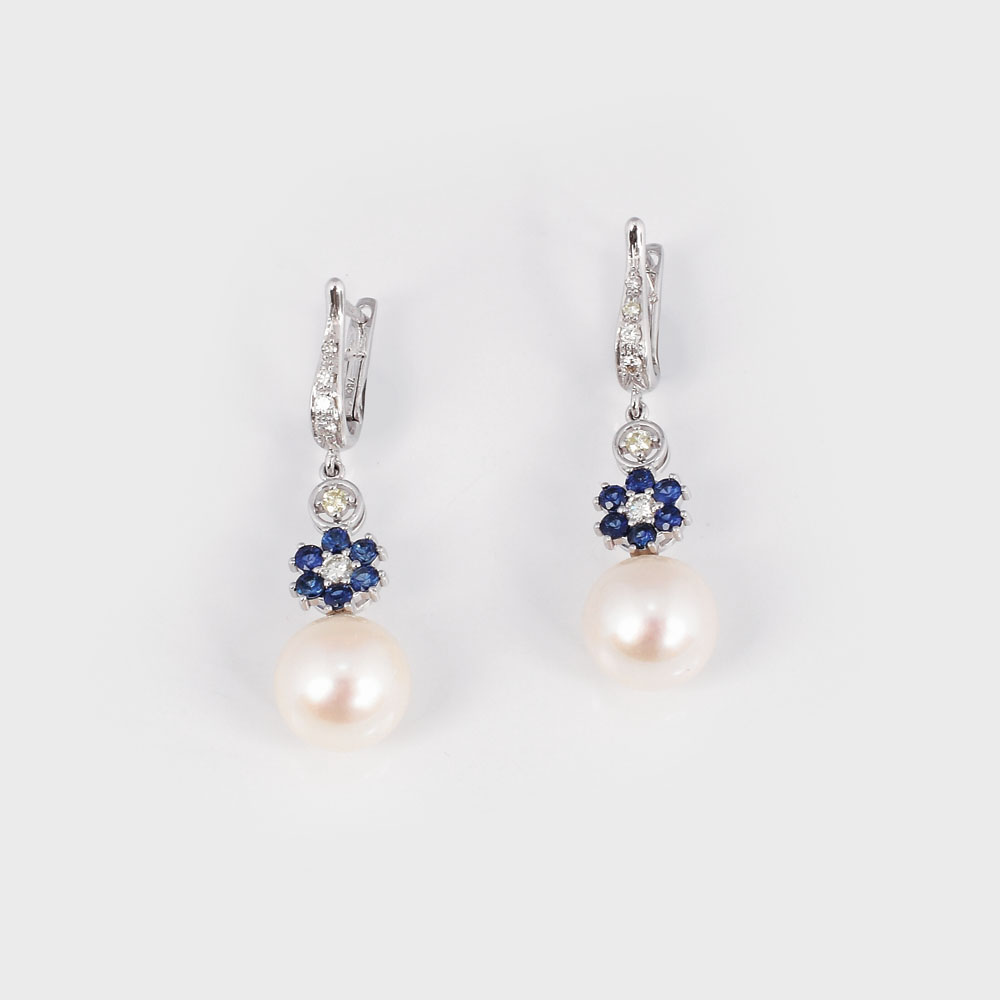 "Flori de safir" - pereche de cercei din aur alb, decoraţi cu perlă, diamante şi safire