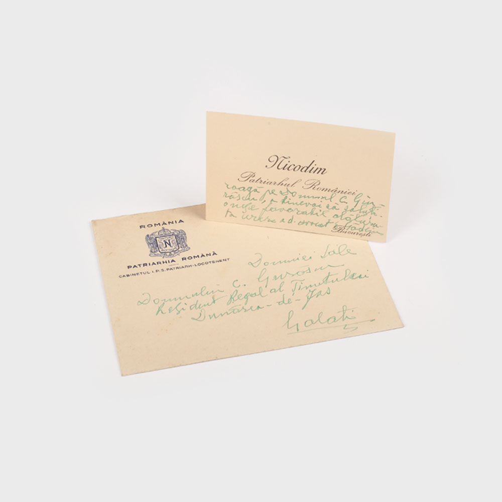 Patriarhul Nicodim, carte de vizită cu însemnări olografe, către Constantin C. Giurescu, rezident regal al ținutului Dunărea de Jos, în plicul original, cu antetul Patriarhiei Române