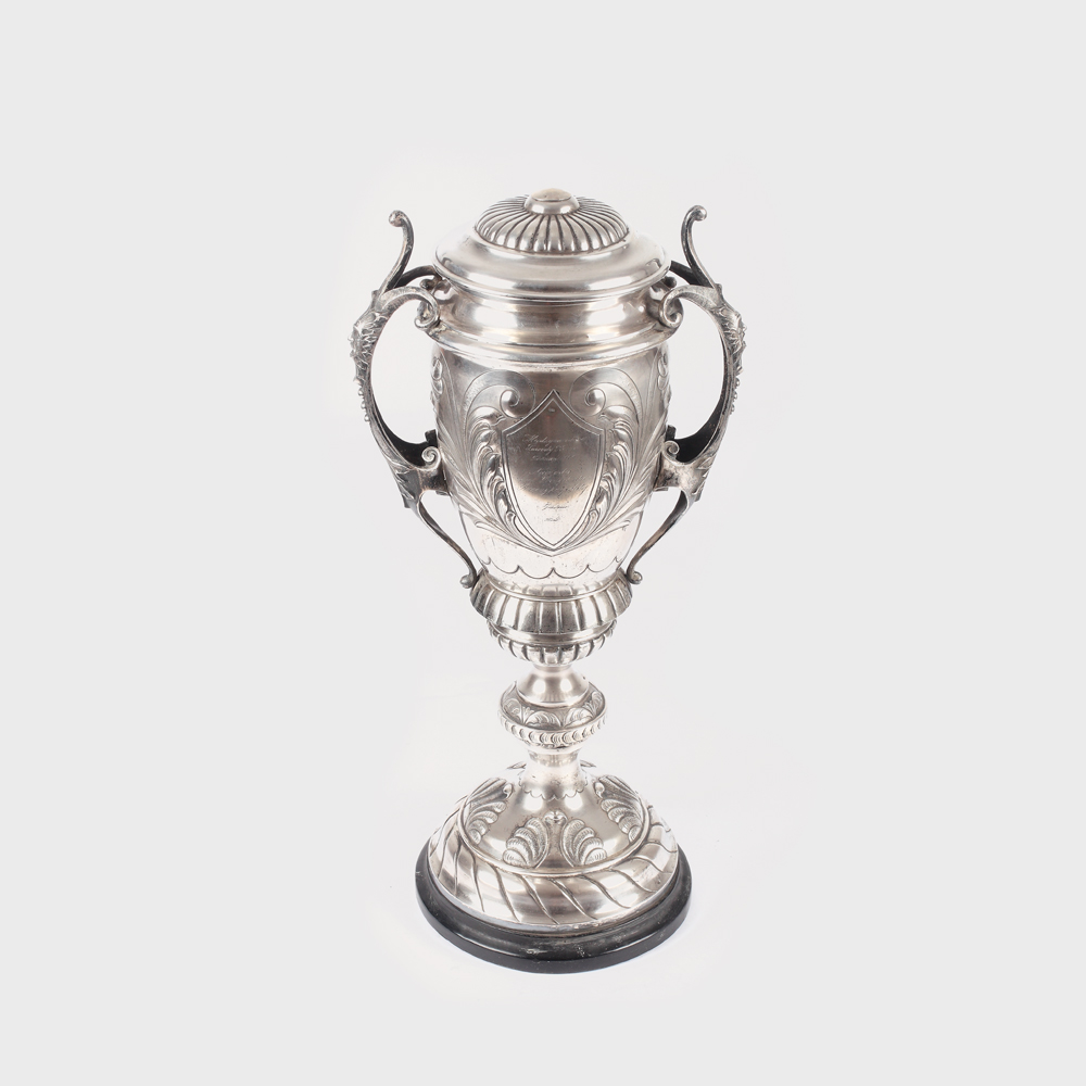 Cupă-trofeu din argint, reprezentând premiu hipic, obținut de Gral Vladimir Constantinescu în 1929 la cursele de la Poznan, a aparținut familiei Constantin Pantazi