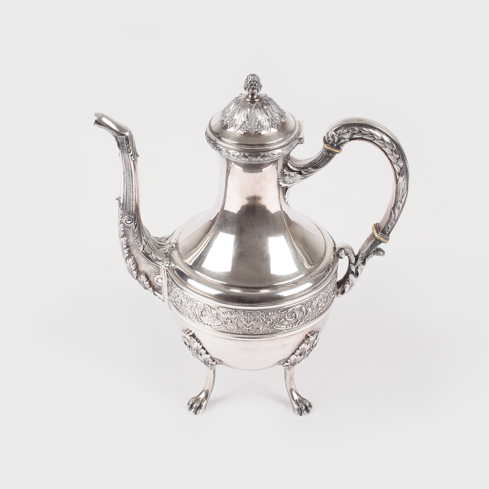 Elegantă cafetieră din argint, decorată în maniera celei de-a doua Restaurații franceze, semnată Alexandre Vaguer, sfârșitul sec. XIX