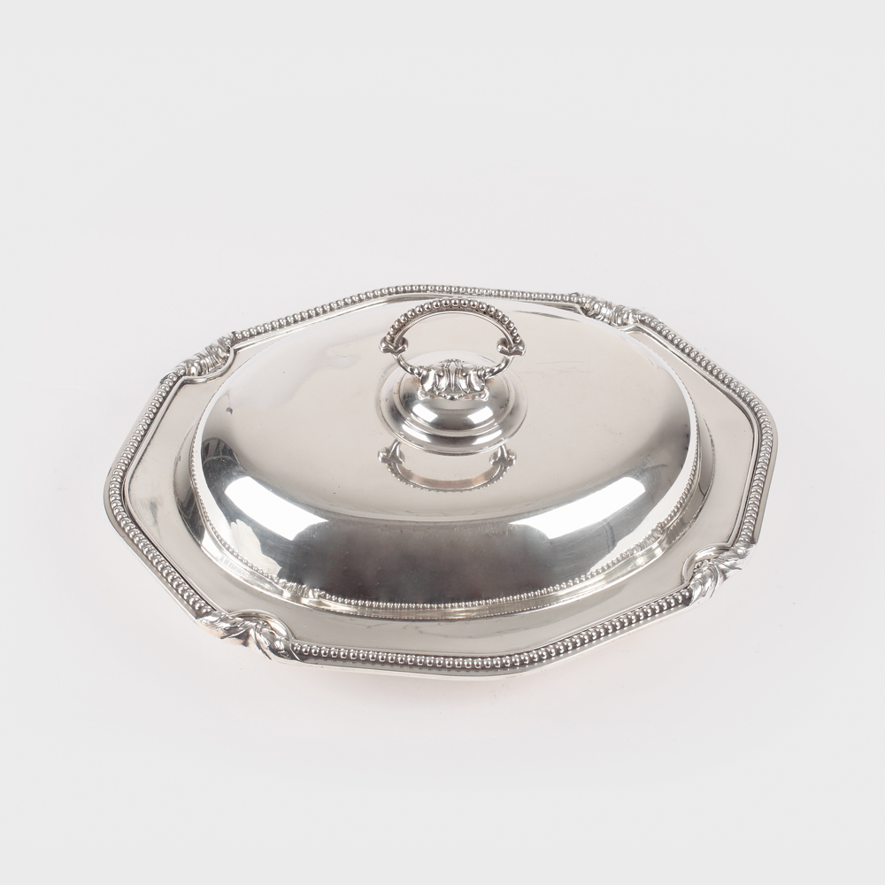Legumieră spaniolă din argint, decorată cu palmete vegetale