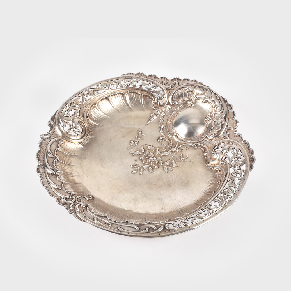 Elegant platou din argint, decorat cu motive Rocaille, de autor, sfârșitul sec. XIX