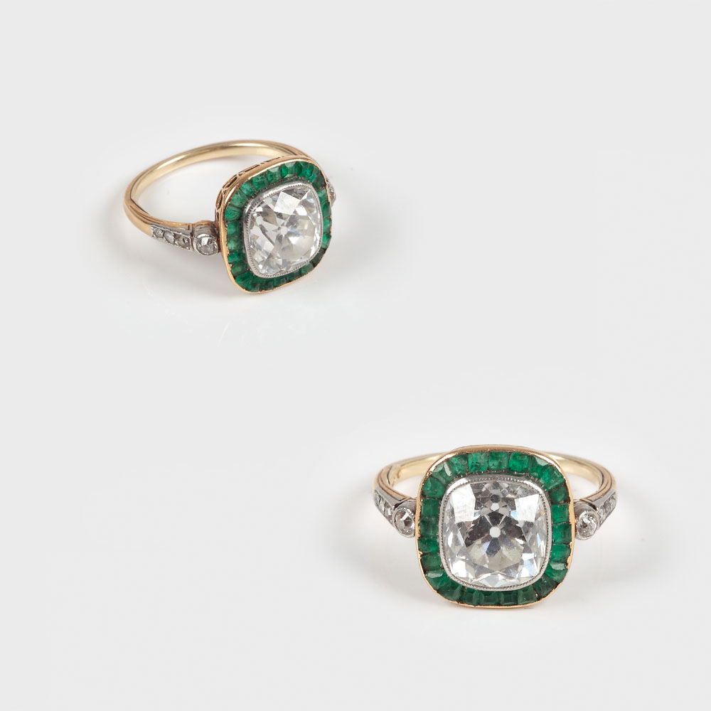 "Diamond beauty" - excepțional inel din aur, decorat cu un mare diamant, anturat de smaralde, începutul sec. XX