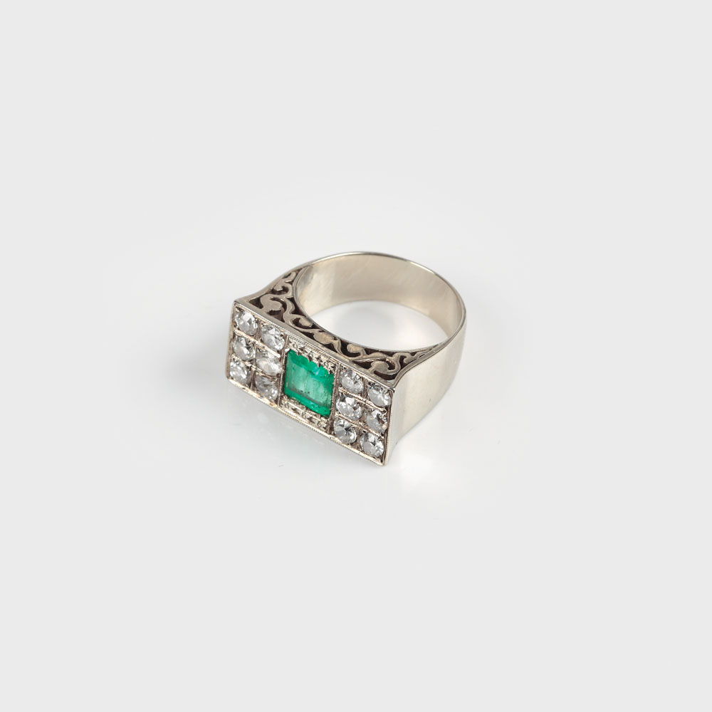 Inel Art Deco din aur alb, decorat cu smarald şi diamante, anii '30