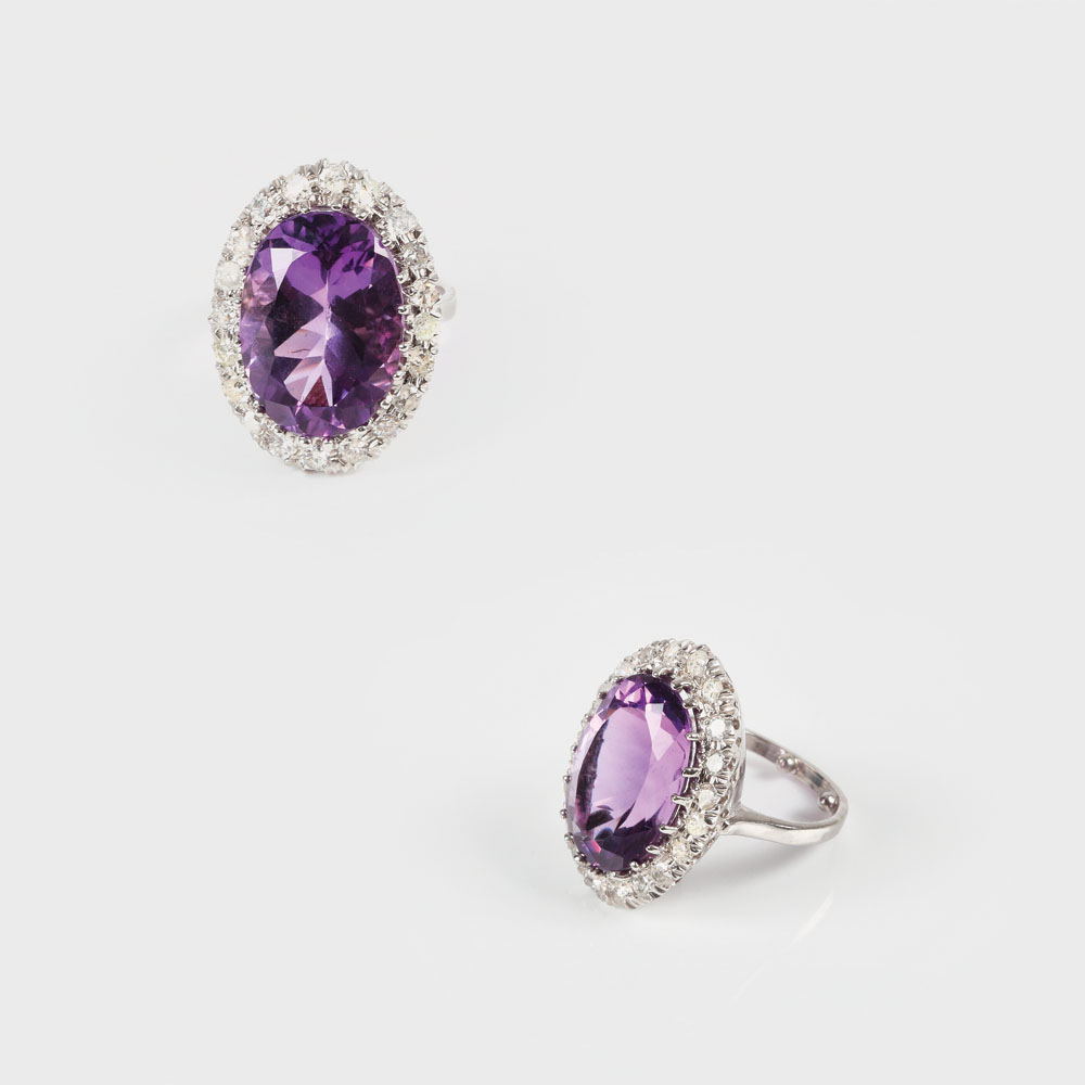 Inel din aur alb, decorat cu mare ametist anturat de diamante