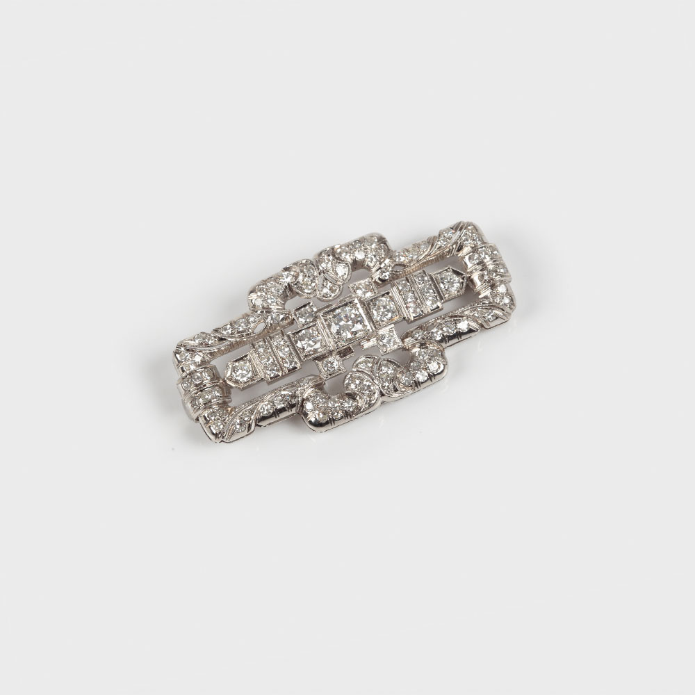 Broșă Art Deco din platină, decorată cu diamante, cca. 1930