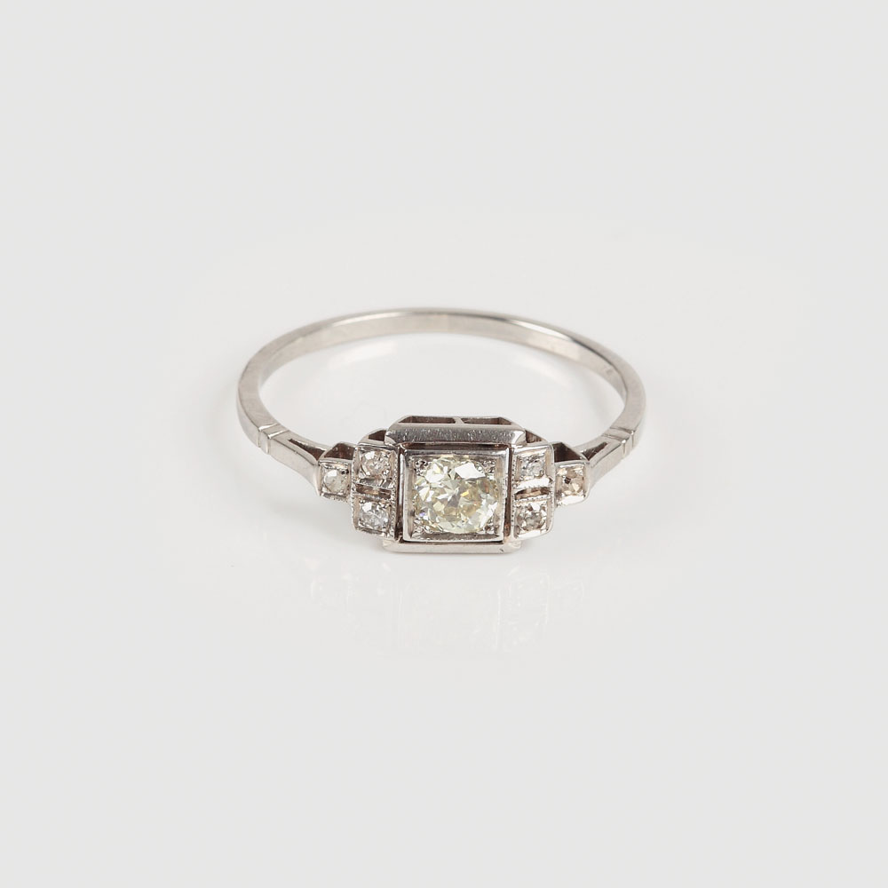 Elegant inel Art Deco din platină, decorat cu diamante, anii '30