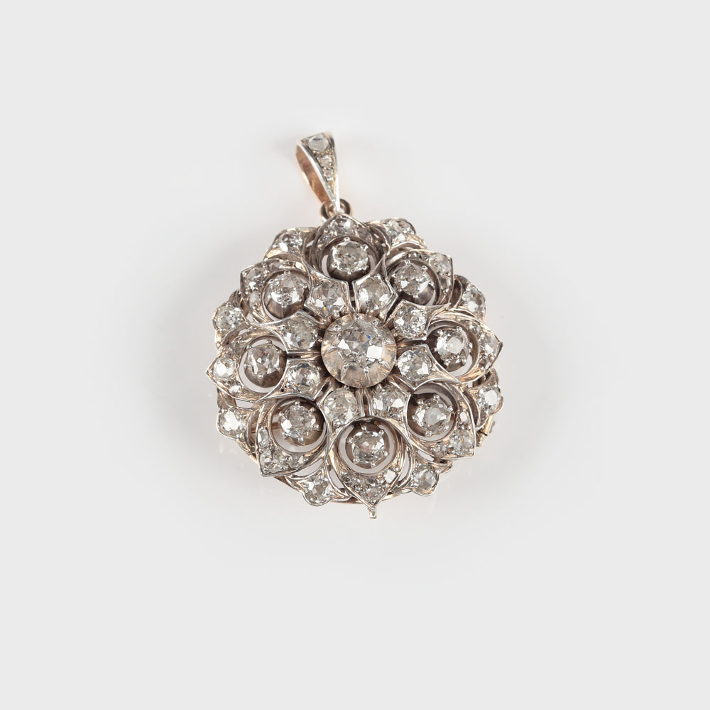 "Rose de lumière" - pandantiv (broşă) din aur, bogat decorat cu diamante, începutul sec. XX