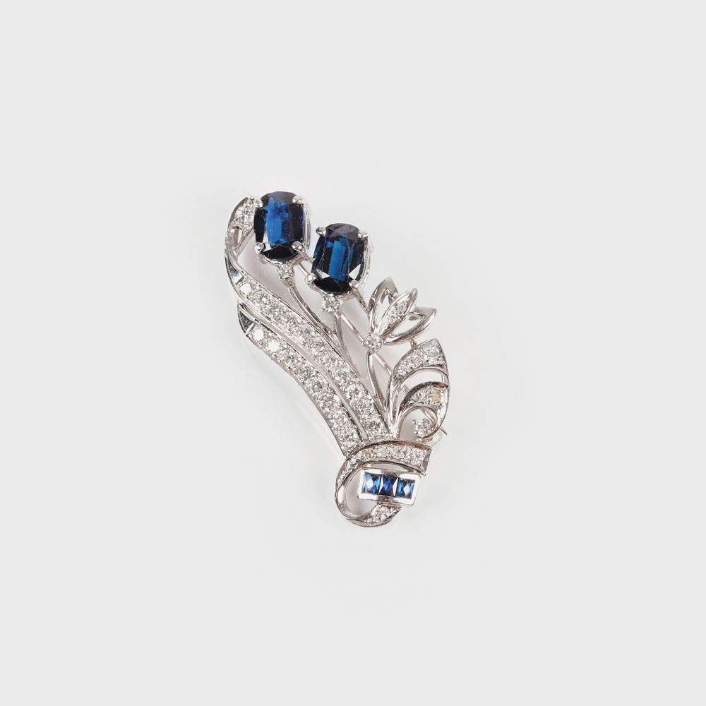 Broşă din aur alb, decorată cu safire şi diamante