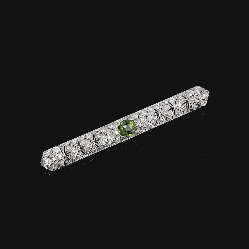 Broșă Art Deco din platină și diamante, cu peridot central, în cutie de colecție John Nix, cca. 1930