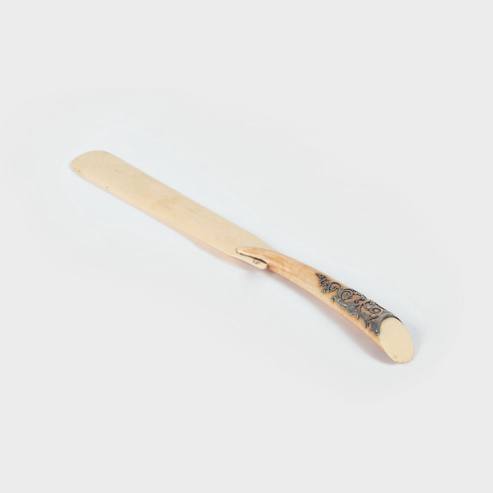 Coupe-papier din fildeș, decorat cu aplicație din argint, sfârșitul sec. XIX