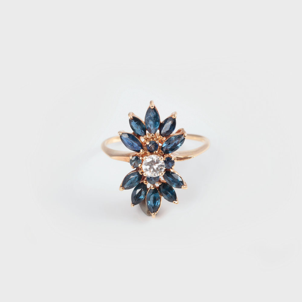"Floare de safir" - inel din aur decorat cu safire și diamant