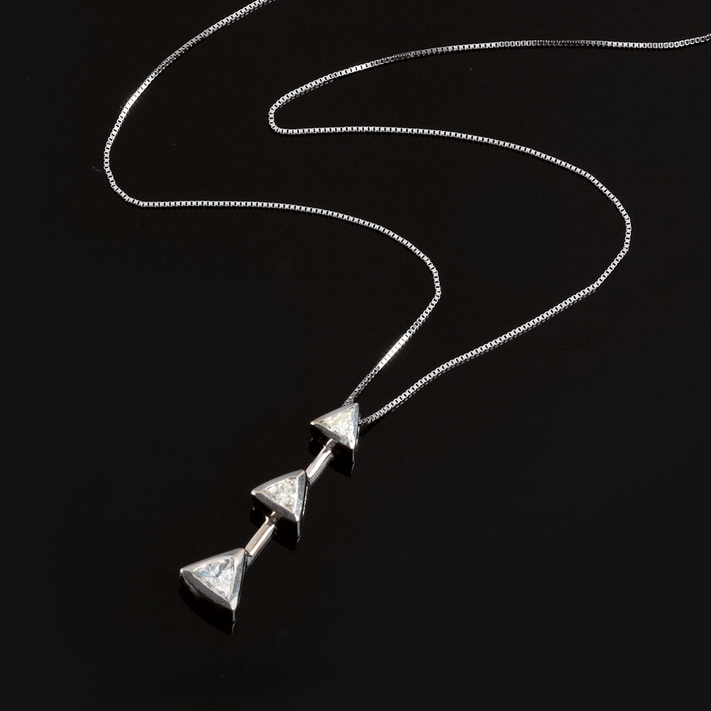 Pandantiv Art Deco din aur alb, decorat cu diamante
