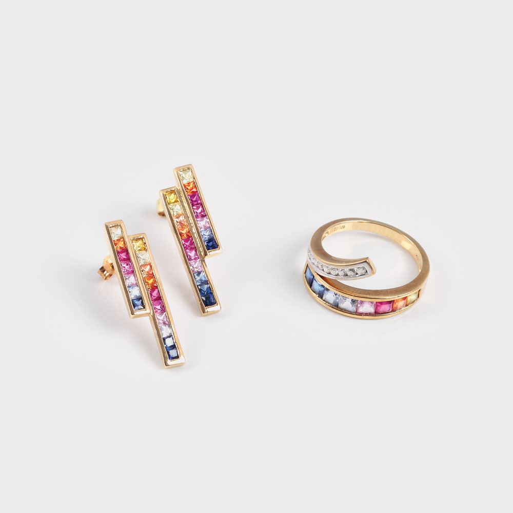Set de cercei şi inel-curcubeu, din aur, decoraţi cu safire şi diamante