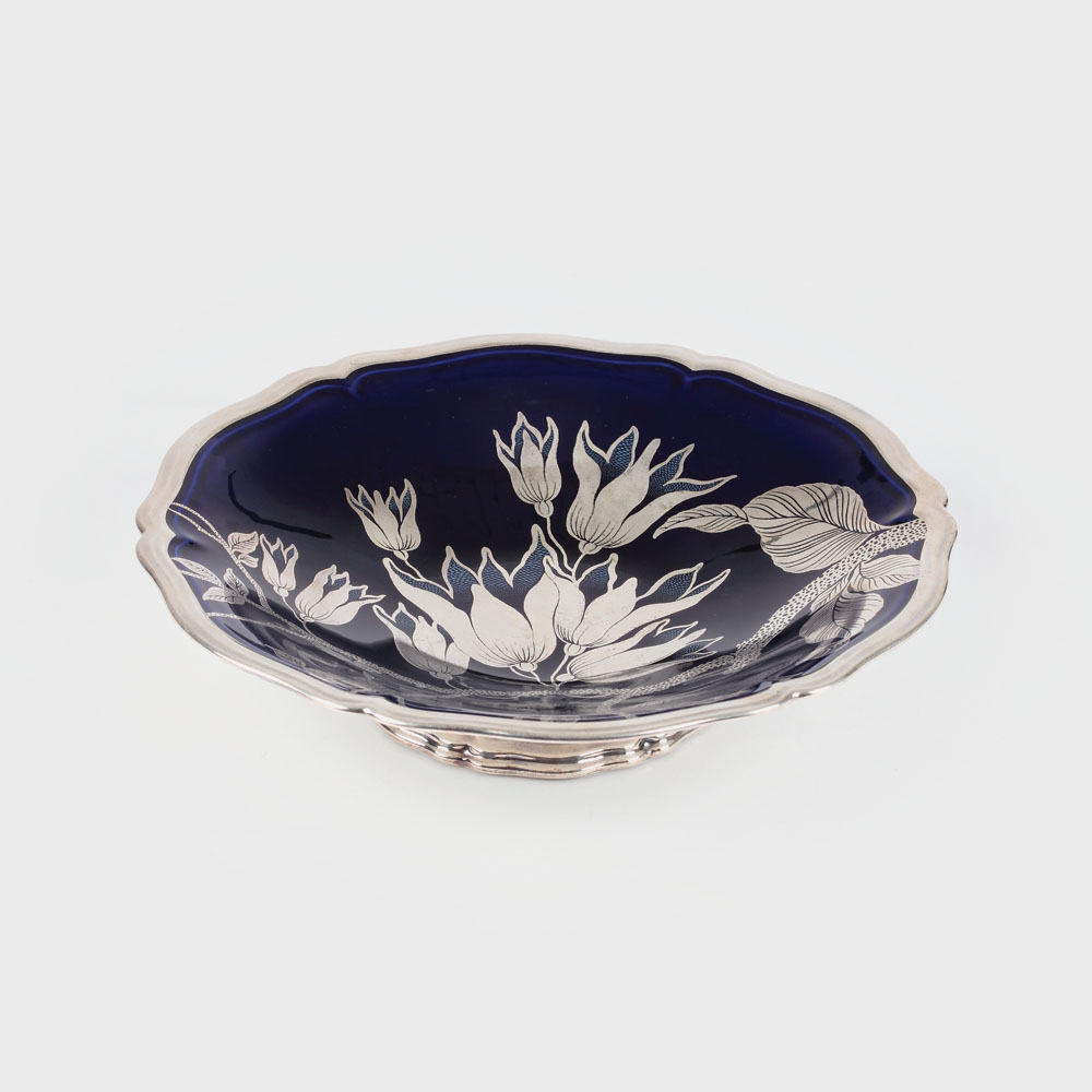 Fructieră Rosenthal din porțelan cobalt, decorată cu o creangă de bois-de-rose din argint, cca. 1935