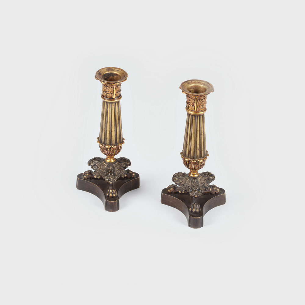 Pereche de sfeşnice cu o lumină, din bronz, decorate cu labe de leu și palmete, sfârșitul sec. XIX