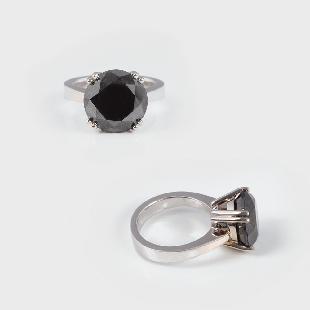Inel "solitaire" din aur alb, decorat cu un mare diamant negru