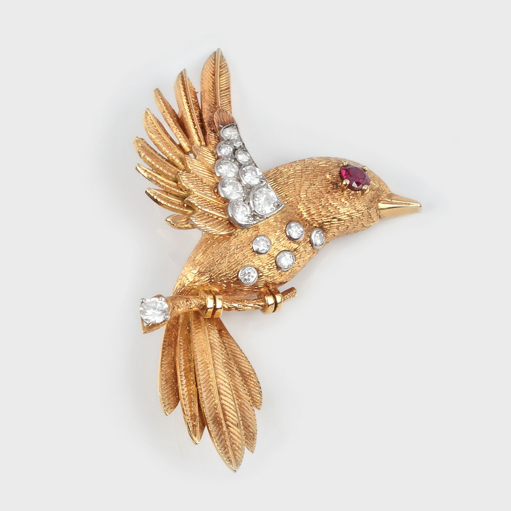 "Pasărea paradisului" - broșă Cartier de colecție, din aur și platină, decorată cu diamante și rubin, 1954