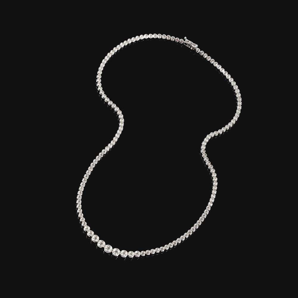 Colier elegant din aur alb, decorat cu diamante