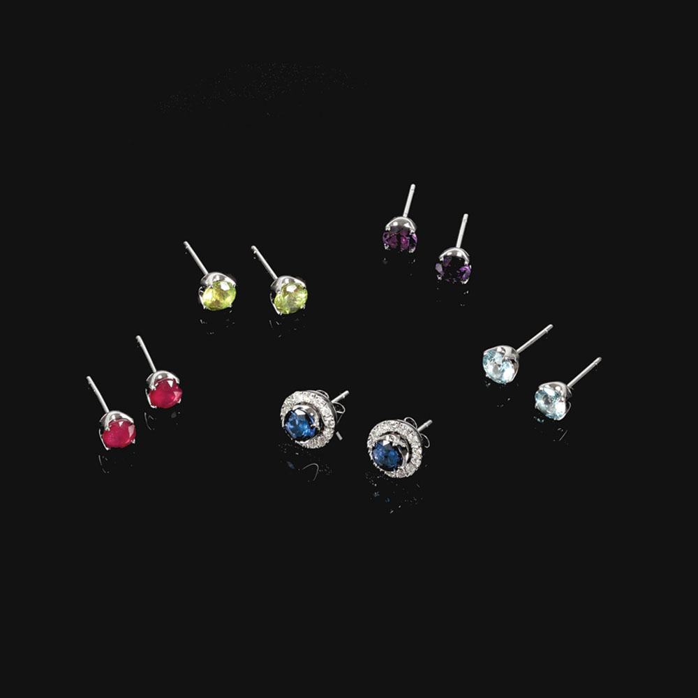 Set de cercei din aur, cu anturaj de diamante si safire, topaz, peridot, ametiste și rubine