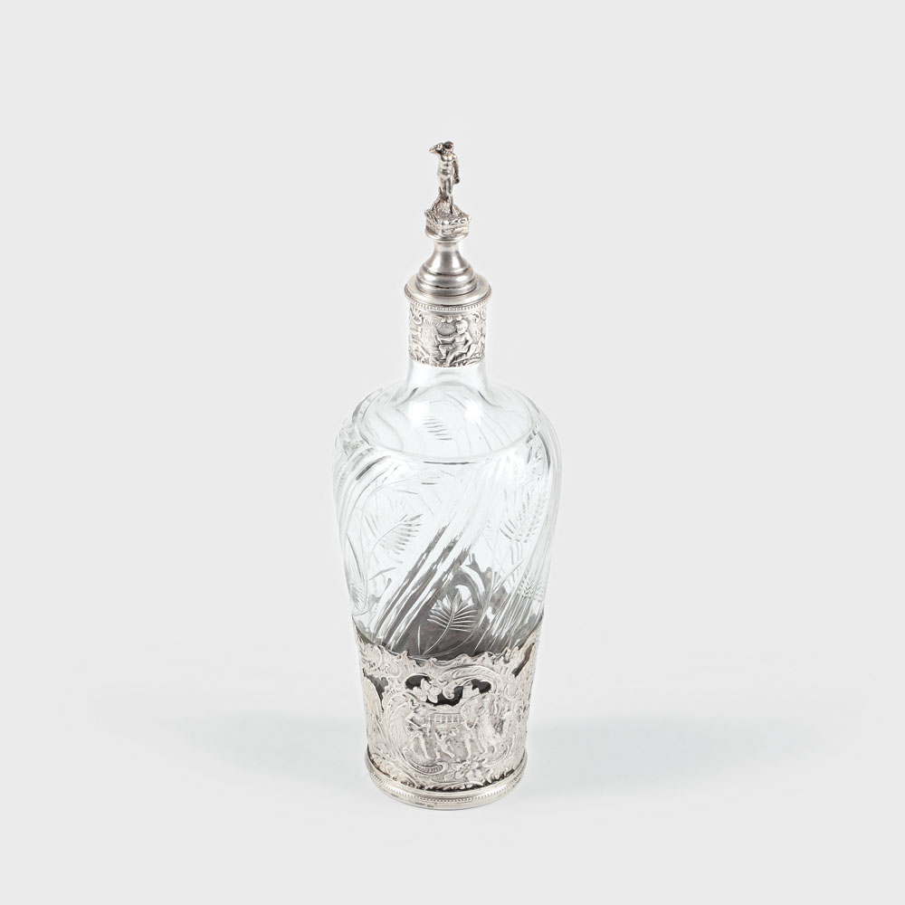 Decanter pentru băuturi fine, montat în argint, decorat cu scene antice