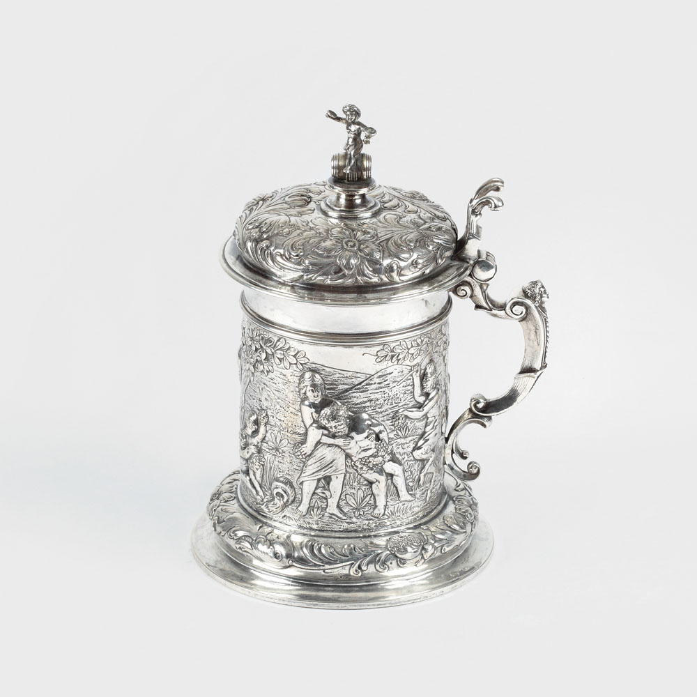 Cană de bere, cu capac, din argint Georg Roth, decorată cu scenă bahică, de colecție, sfârșitul sec. XIX