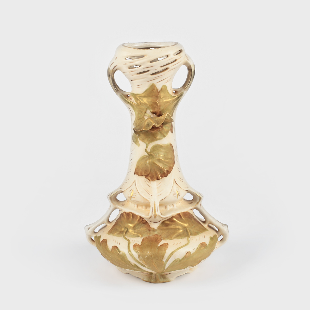 Vas decorativ Royal Dux, decorat cu frunze de capucine, cca 1912
