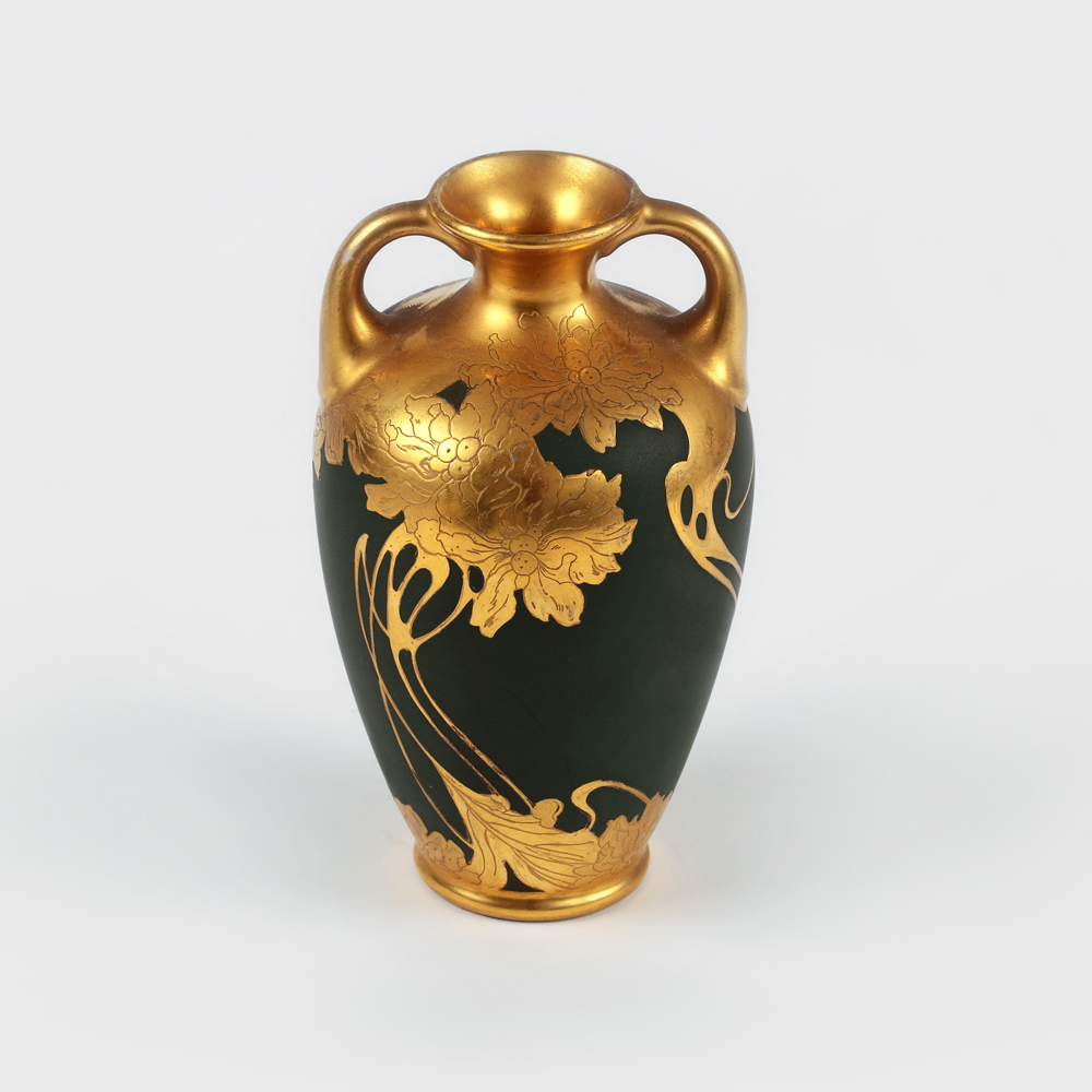 Solifloră-amphoră Art Nouveau din porțelan Limoges, decorată cu crizanteme pe jasp și aur, designer Jean Pouyat, cca 1905