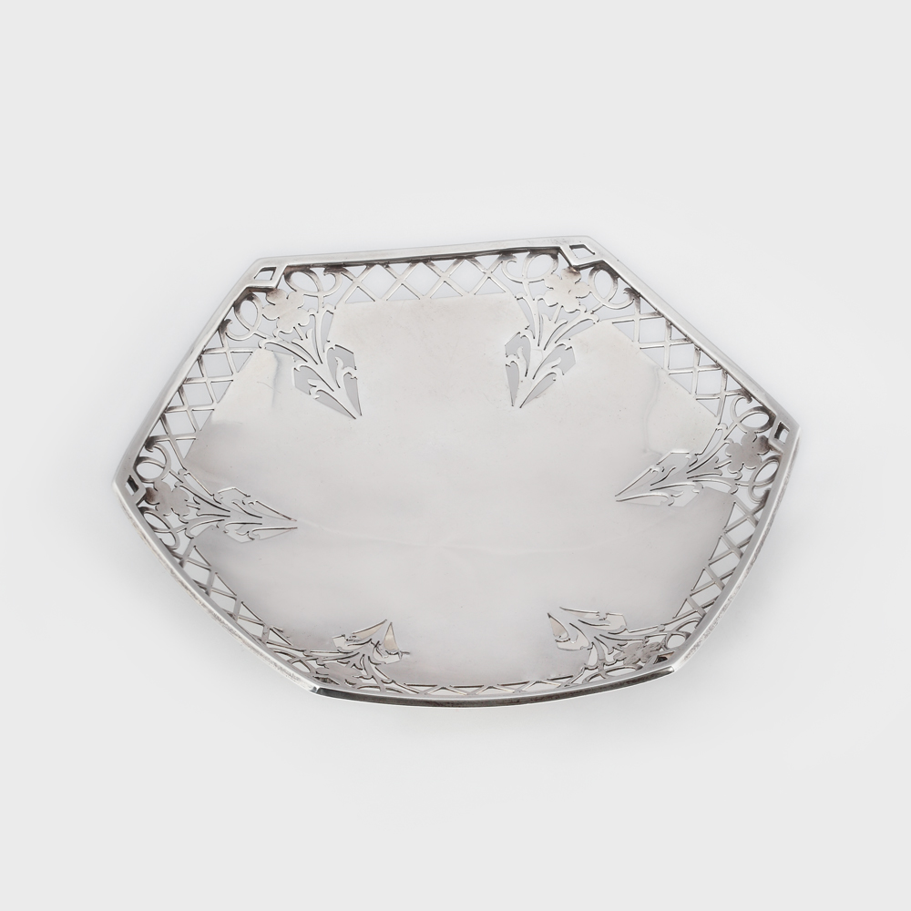 Vide-poche din argint Mappin & Webb, decorat cu flori de iris în manieră Arts & Crafts, cca 1943