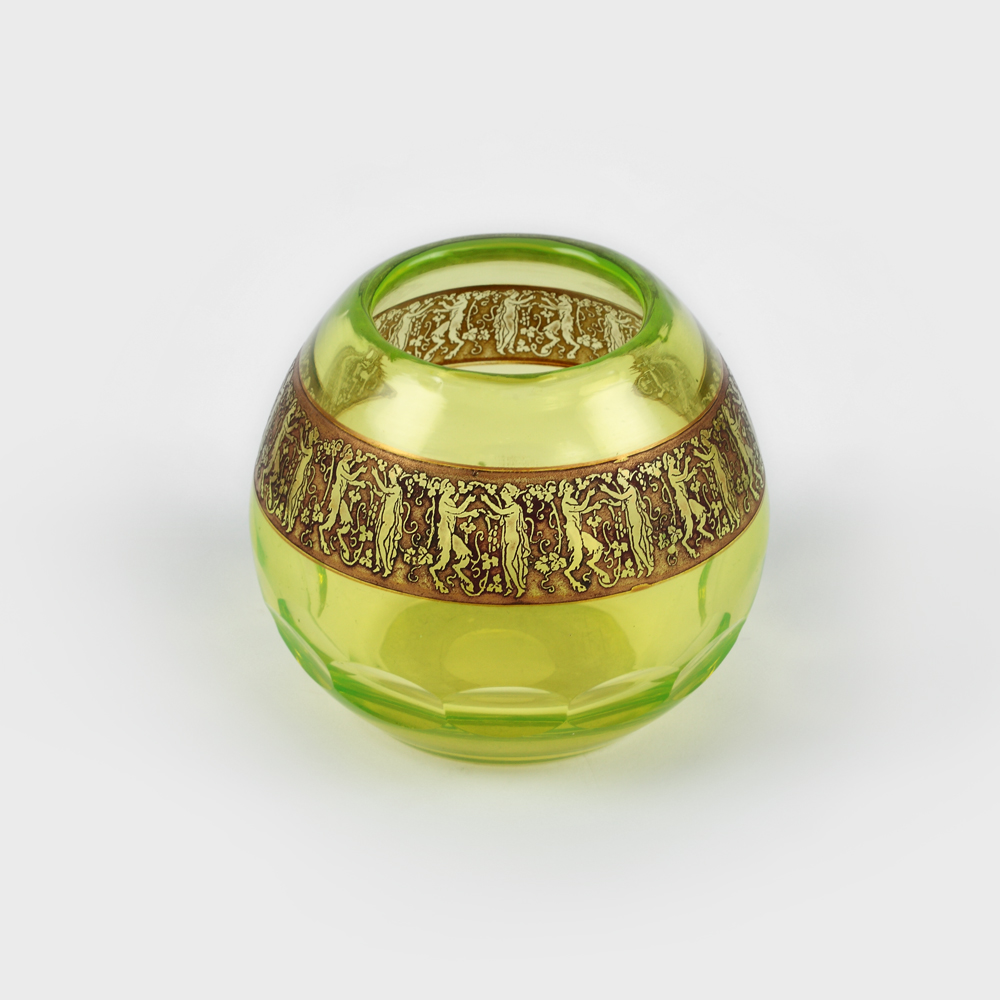 Vas Moser din cristal verde, decorat cu nimfe şi satiri, anii '20