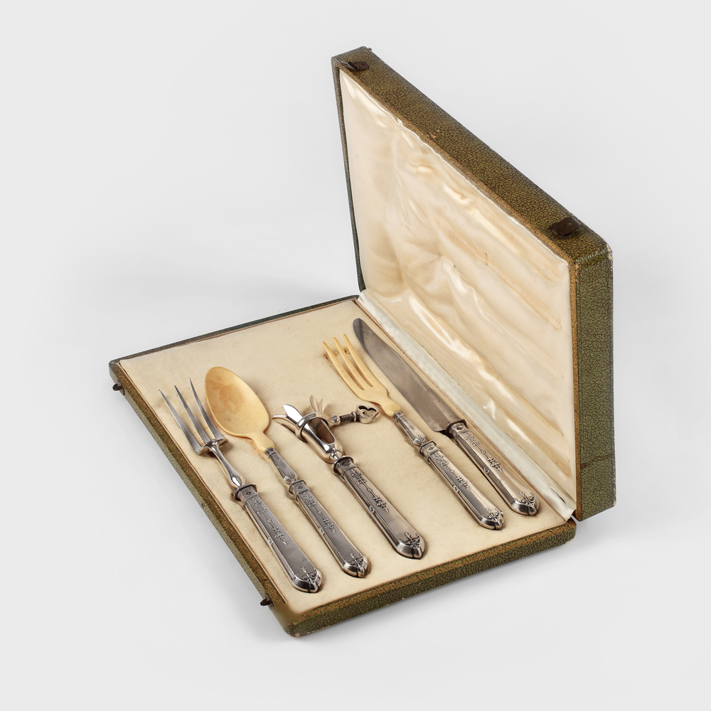 Set de servit friptură şi salată, din argint şi fildeş, decorat în manieră Art Nouveau, în cutie originală, cca 1900
