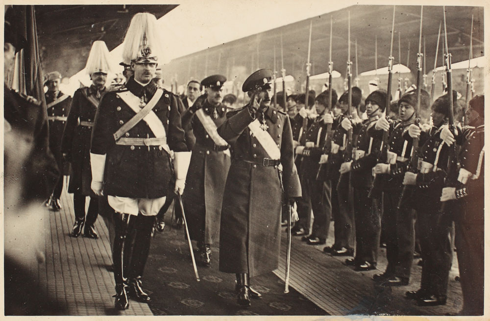 Fotografie a regelui Carol al II-lea și a regelui Boris al III-lea al Bulgariei, la sosirea acestuia în Gara de Nord din București. 1934