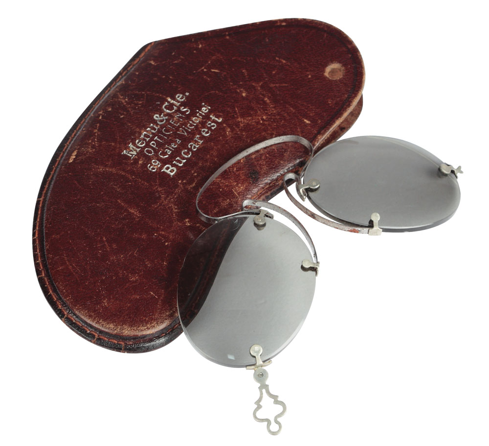 Pince-nez în etui de piele, a aparținut savantului Victor Babeș