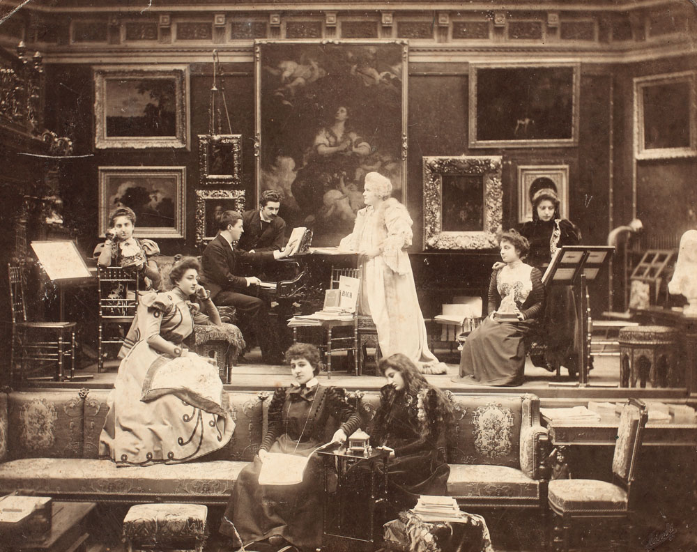 Fotografie a reginei Elisabeta, alături de un grup de tineri, în cabinetul de muzică de la Castelul Peleș, cca. 1890