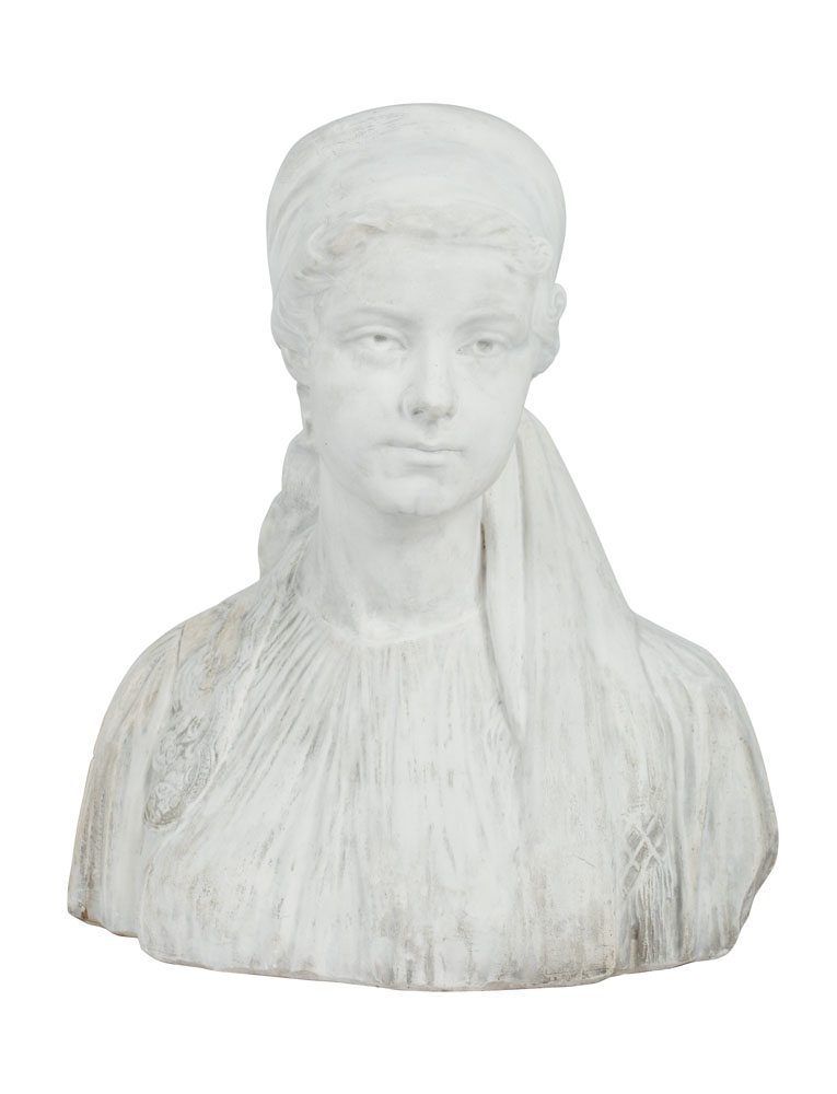 Bust principesa Ileana în costum național românesc