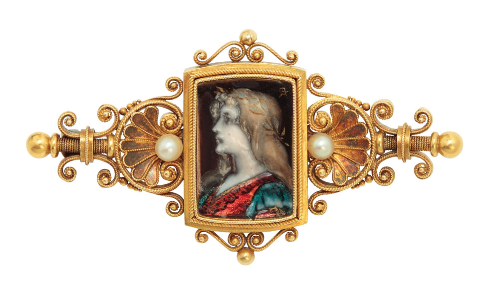 Broşă din aur, email de Limoges şi perle, decorată în manieră Neo-renascentistă cu portretul unei prințese, purtând monograma artistului