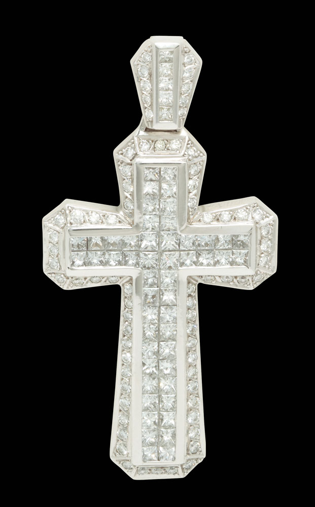 Pandantiv-cruce din aur alb, decorat cu 128 de diamante