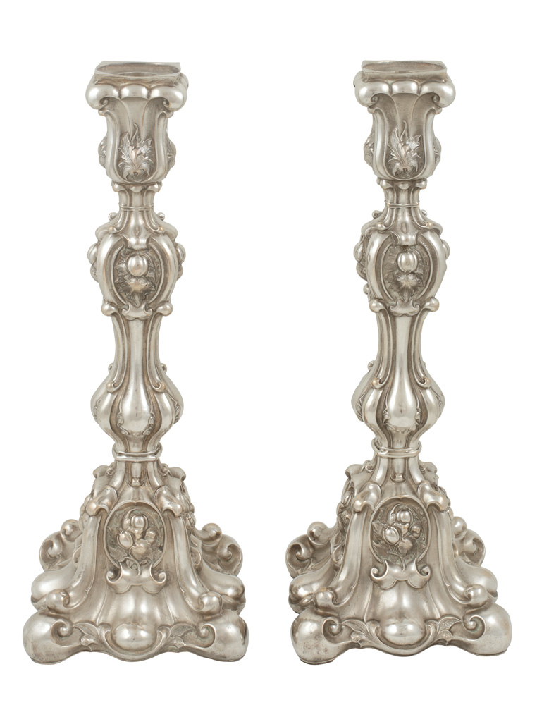 Pereche de sfeşnice austro-ungare din argint, decorate în stil Neo-rococo