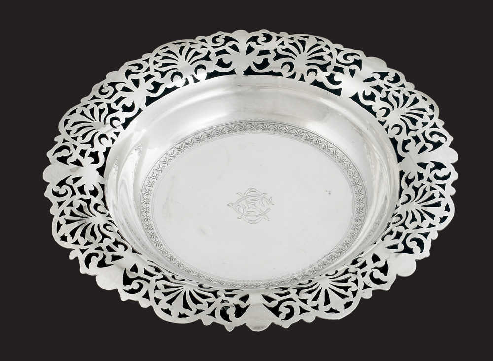Coș pentru pâine din argint, decorată cu flori și palmete, 1937