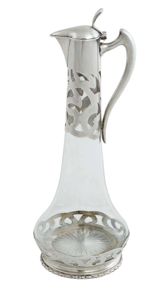 Carafă din argint şi cristal, decorată cu motive meandrice