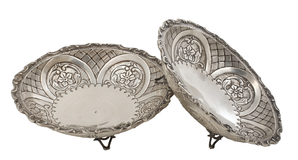 Pereche de boluri din argint, decorate cu flori