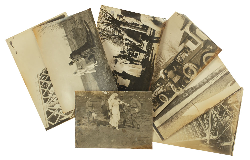 Set de 7 fotografii înfățișând-o pe Regina Maria pe frontul din Moldova în 1917 și distrugerile provocate de artileria germană