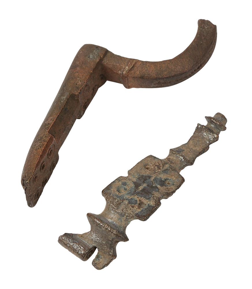 Lot 2 fragmente de fibulă, una din epoca romană şi una din sec. XVII