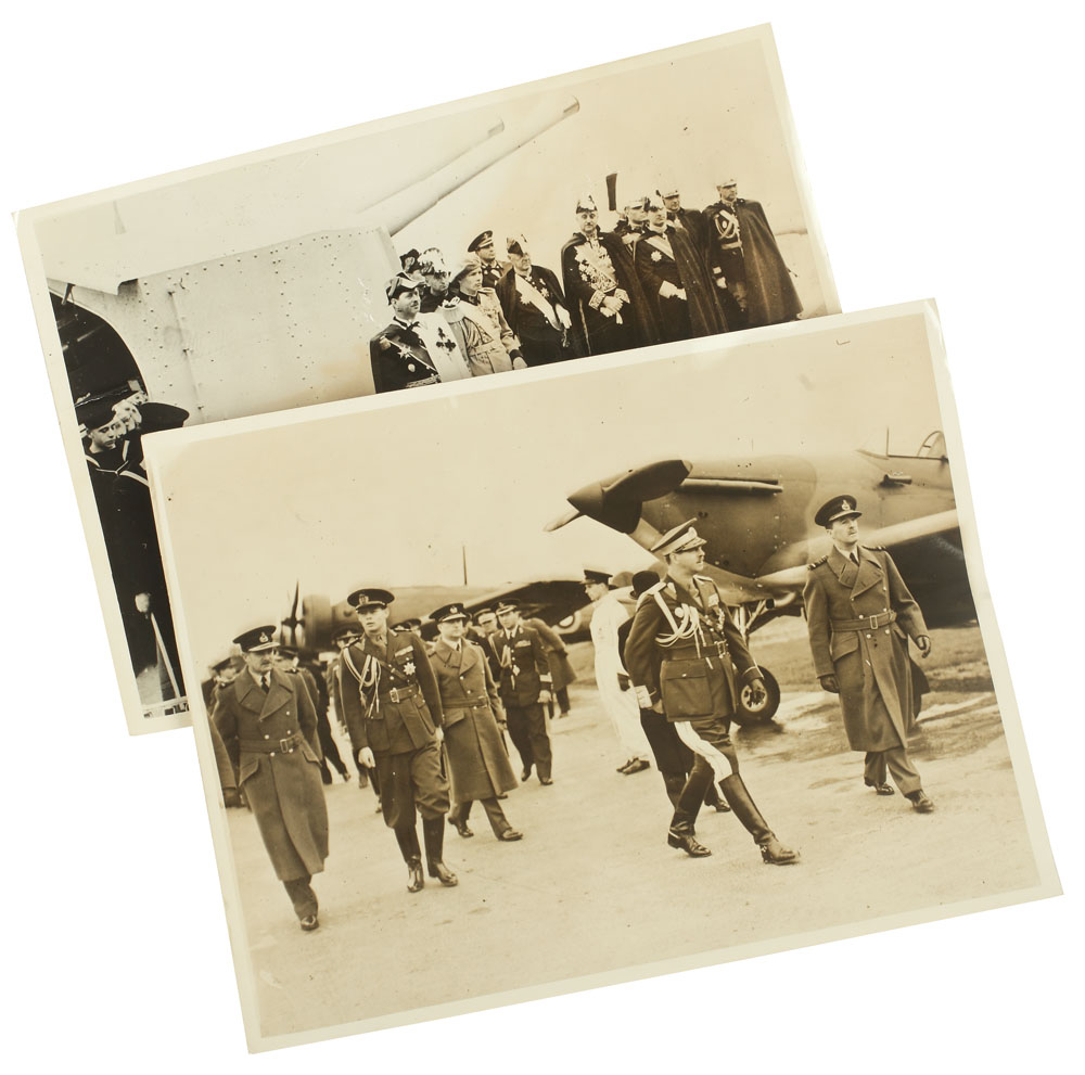 Set din 2 fotografii surprinzând pe Regele Carol II și pe Principele moștenitor Mihai în timpul vizitării unor baze militare britanice, 1938