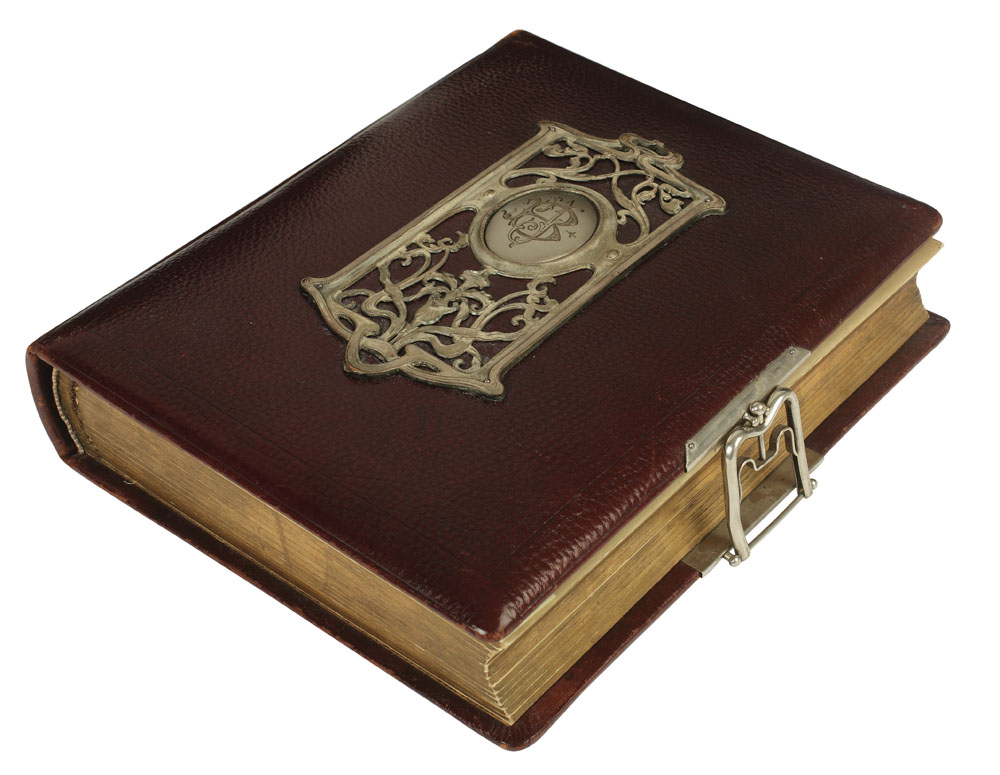 Album pentru fotografii, cu monograma baronului Janos Bohuș (1803-1899), pictat cu motive florale în stil Art-Nouveau, cca 1900