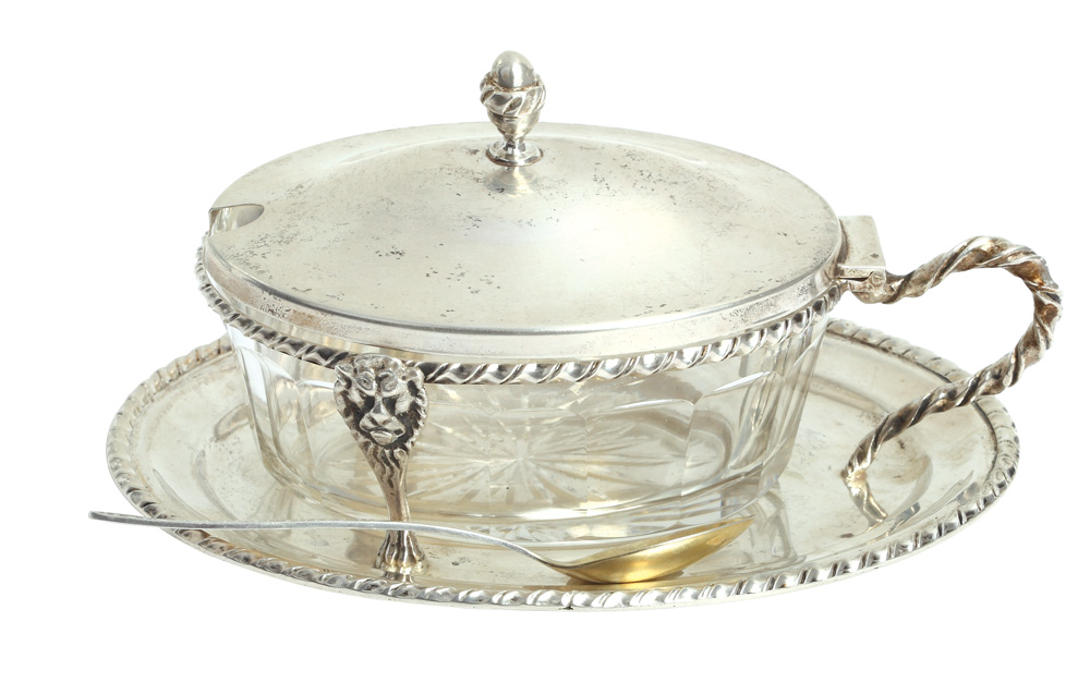 Vas din argint pentru caviar, decorat cu capete de lei