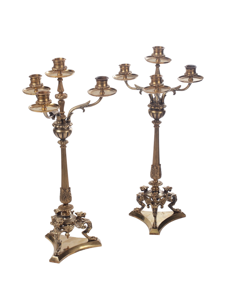 Pereche de sfeşnice din bronz aurit, decorate cu grifoni, în stil Neo-clasic