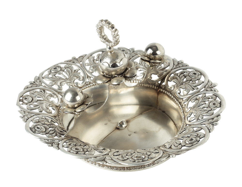 Bombonieră austriacă din argint, decorată cu motive florale, cca 1850